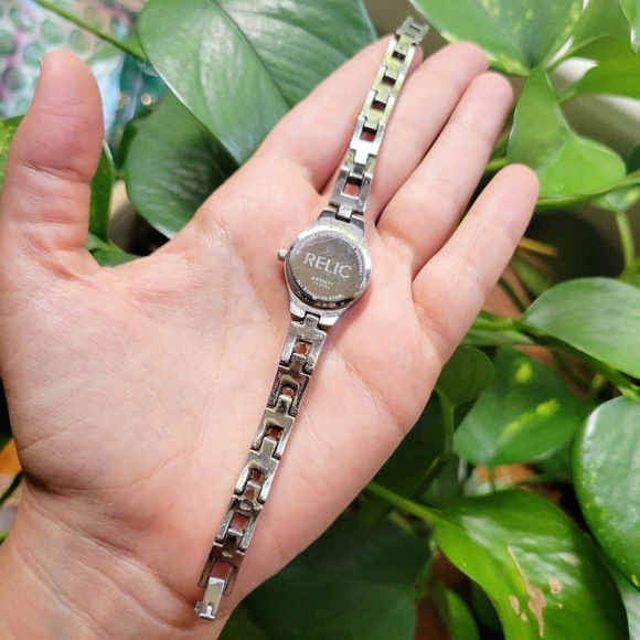 Classic Silver Relic Dainty Calendar Watch - Picture 13 of 13